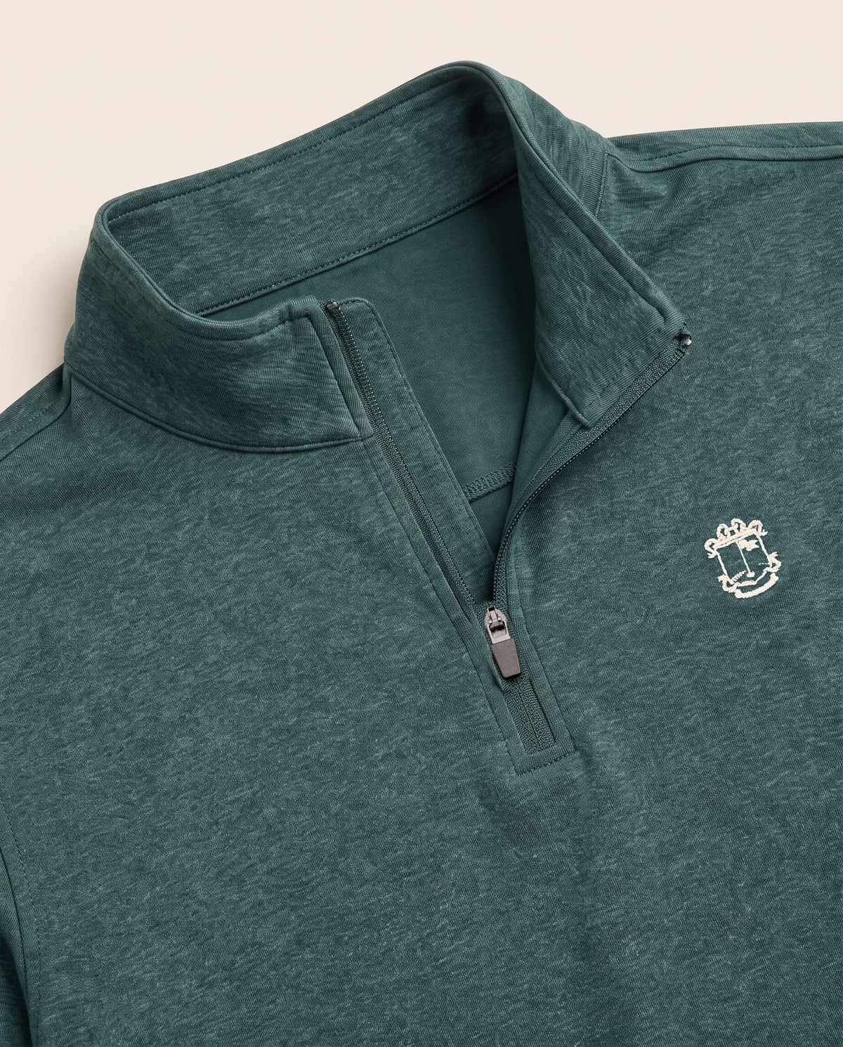 Captain's Quarter Zip Verde Atlántico, detalle de cremallera y escudo